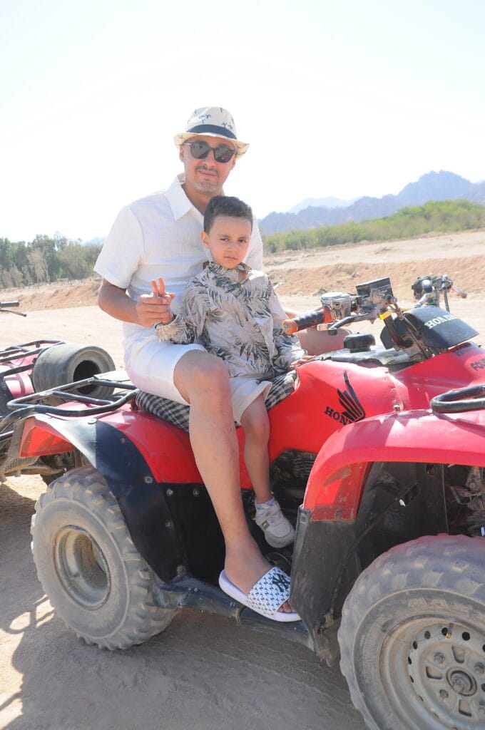 Motorata Sharm, Bambini che partecipano al tour in quad nel deserto di Sharm El Sheikh con un adulto