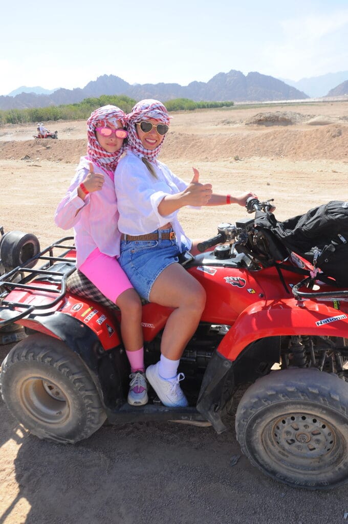 Motorata Sharm, Bambini che partecipano al tour in quad nel deserto di Sharm El Sheikh con un adulto