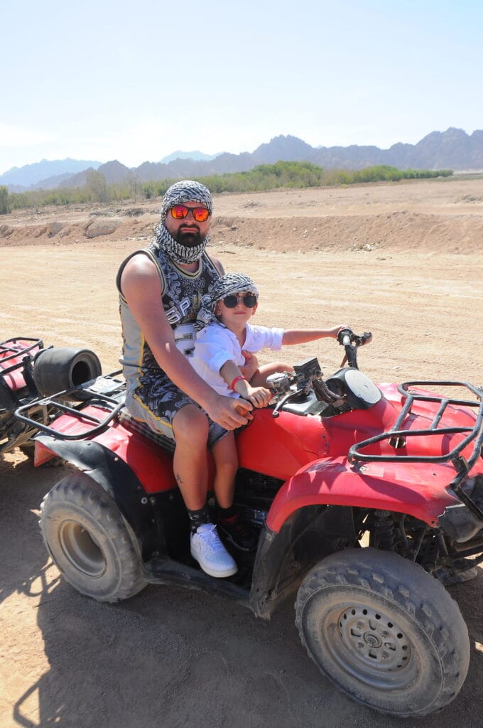 Motorata Sharm, Bambini che partecipano al tour in quad nel deserto di Sharm El Sheikh con un adulto
